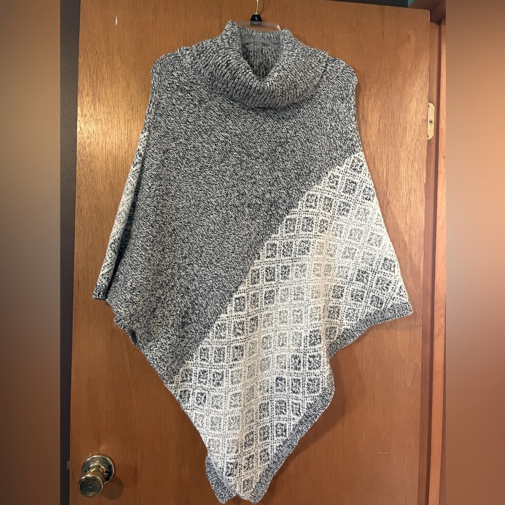 Chic Two-Tone Women's Sweater🐼